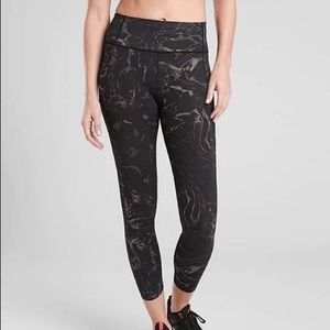 ATHLETA Black Marble Velocity Stash Pocket 7/8 Leggings